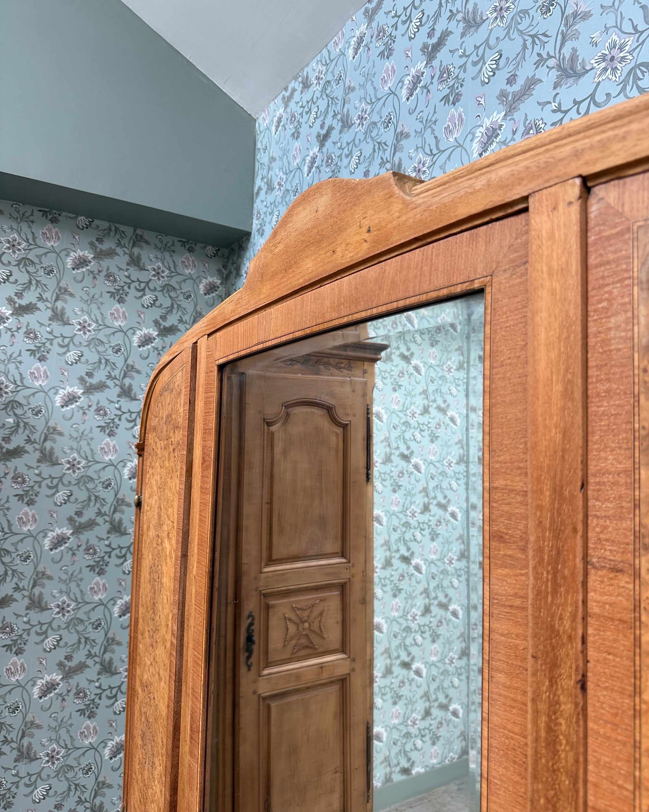 Grande armoire Art Déco en érable moucheté
