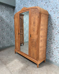 Charger l'image dans la visionneuse de la galerie, Grande armoire Art Déco en érable moucheté

