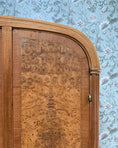 Charger l'image dans la visionneuse de la galerie, Grande armoire Art Déco en érable moucheté
