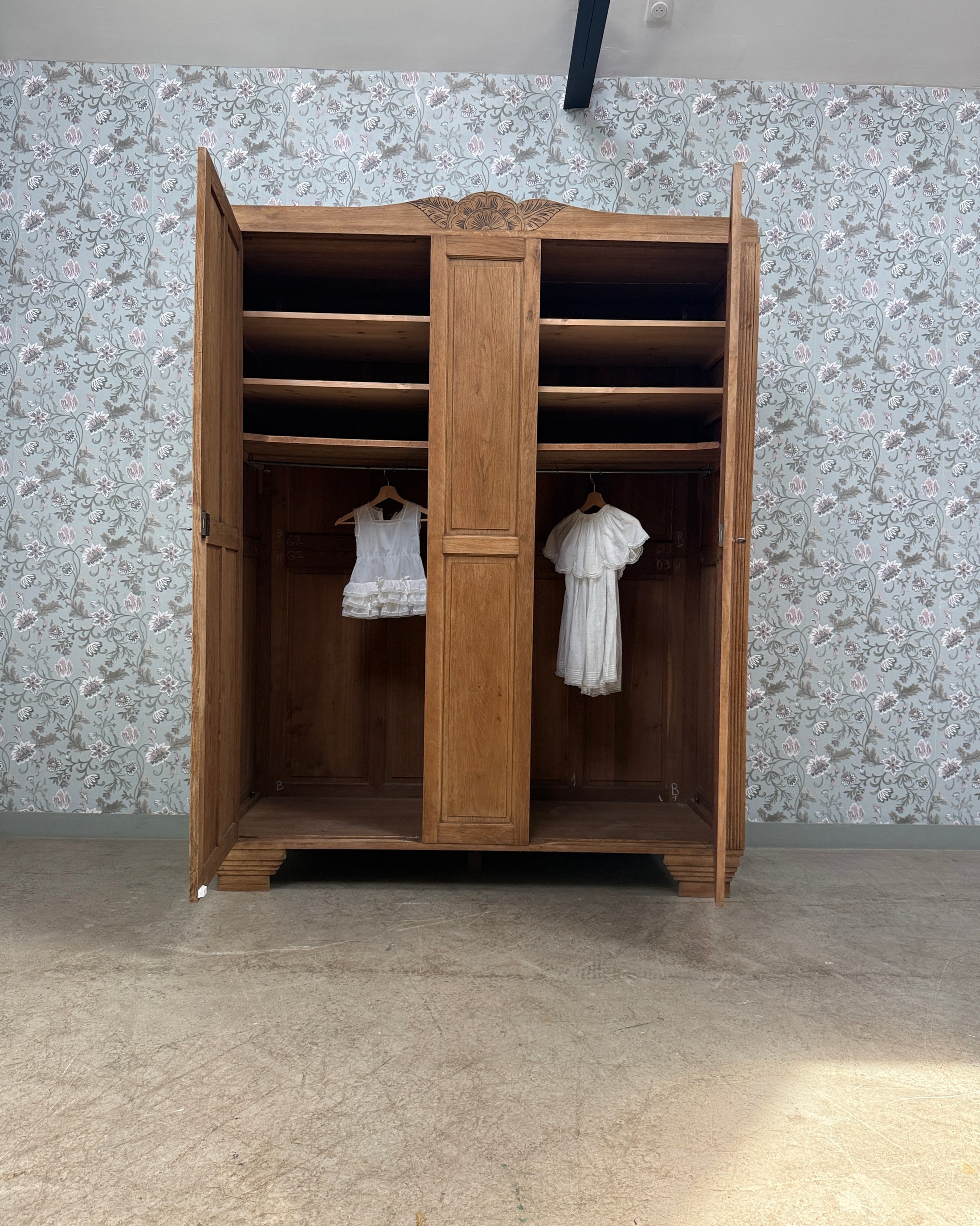 Grande armoire Art Déco en chêne massif