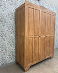Charger l'image dans la visionneuse de la galerie, Grande armoire Art Déco en chêne massif

