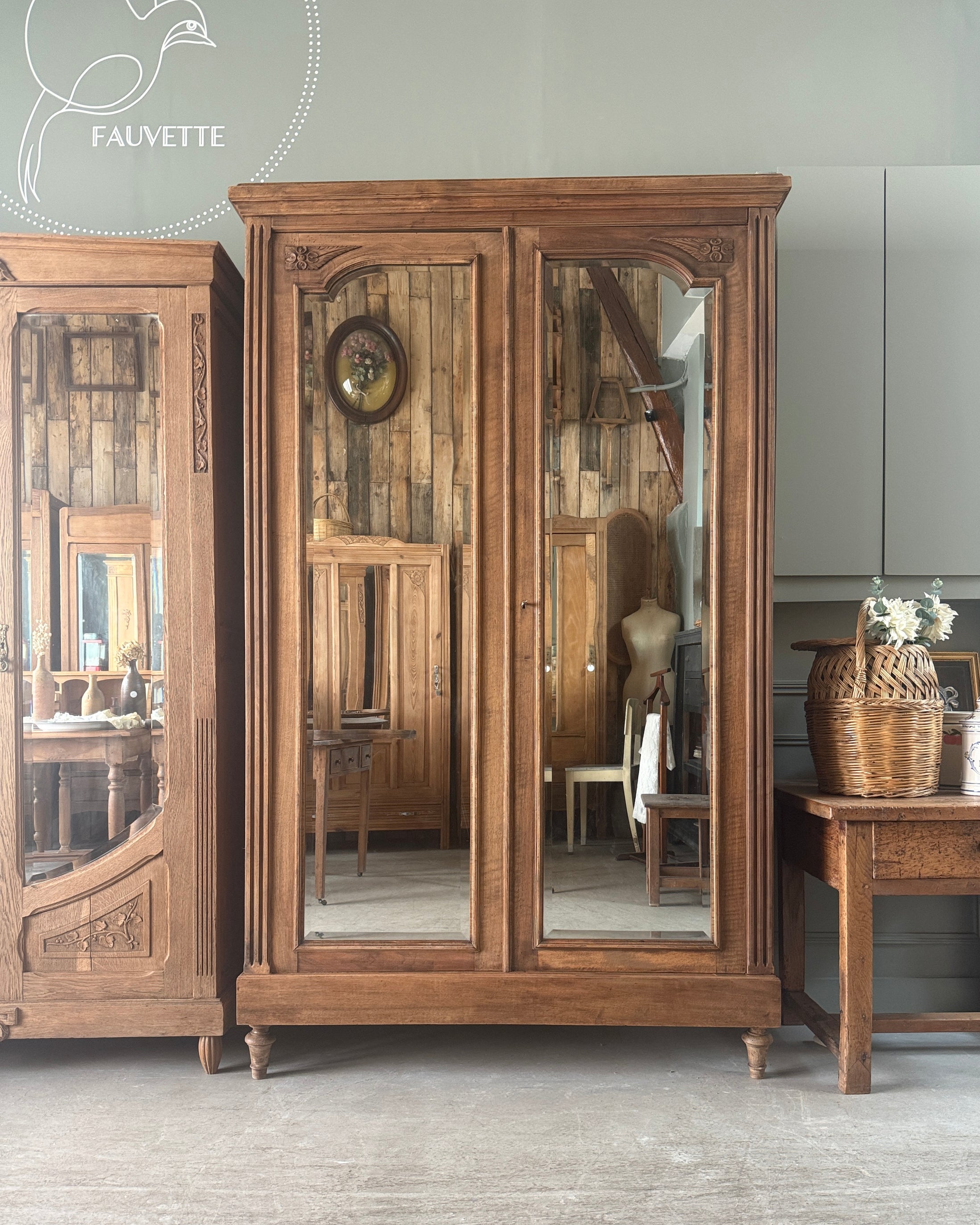 Grande armoire à glace de style Louis XVI