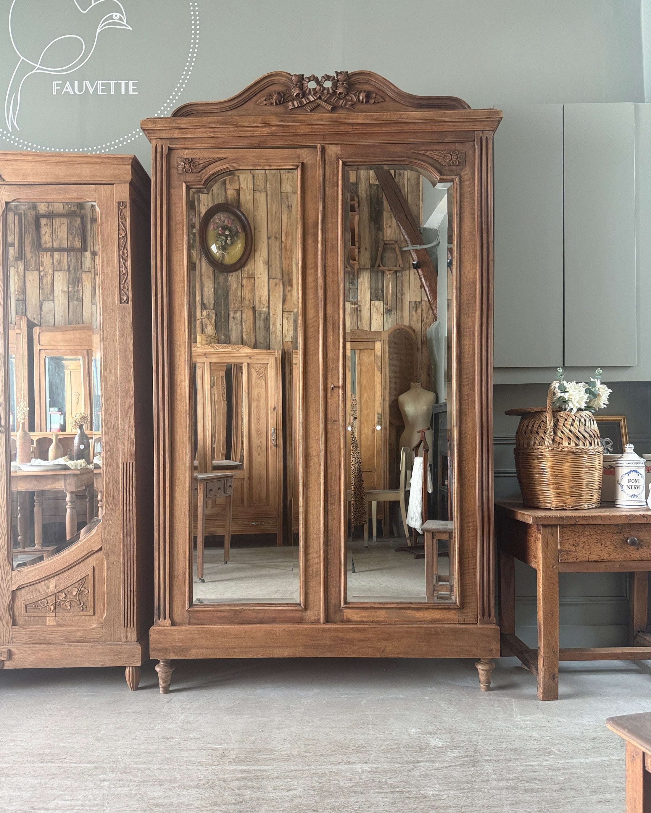 Grande armoire à glace de style Louis XVI