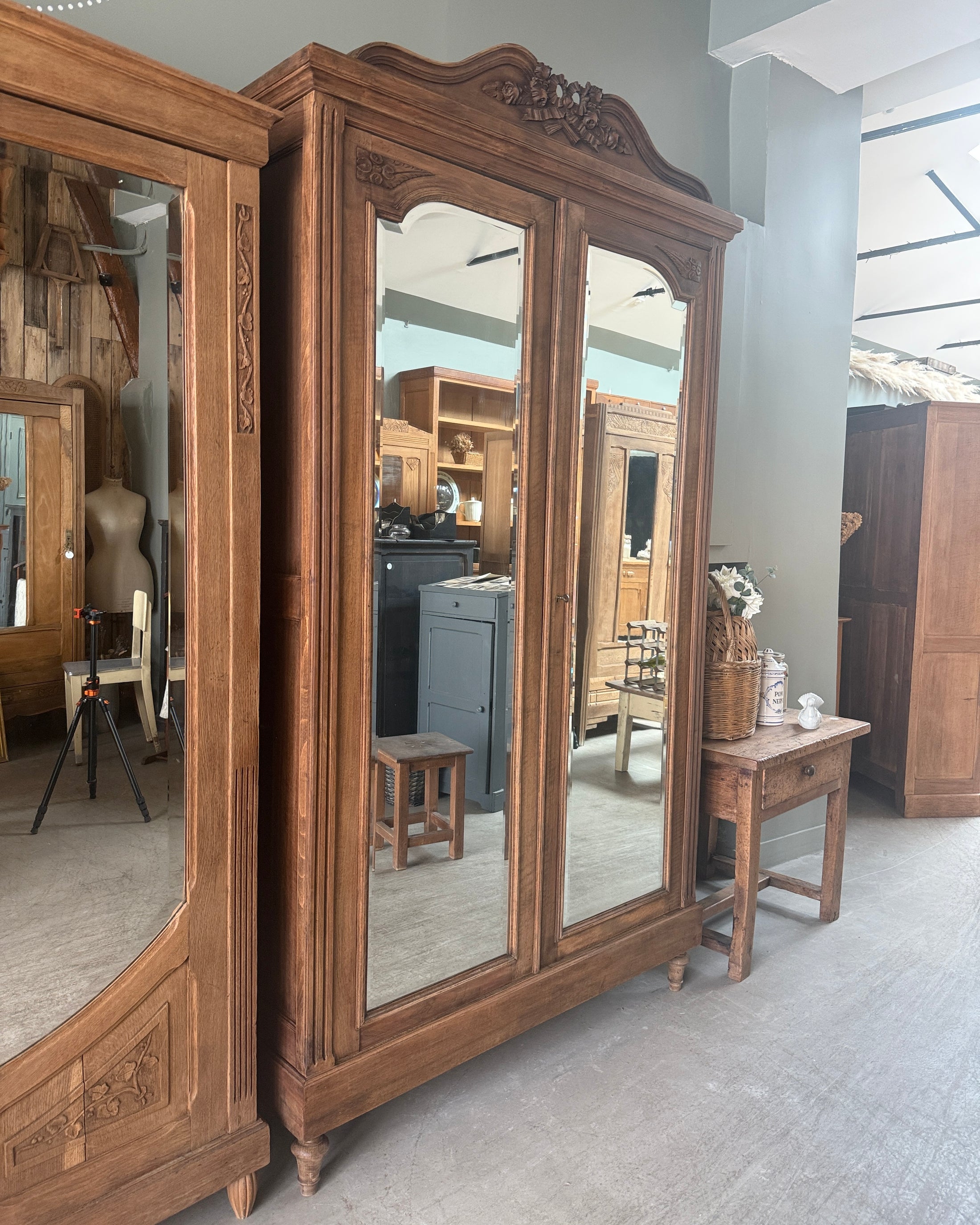 Grande armoire à glace de style Louis XVI
