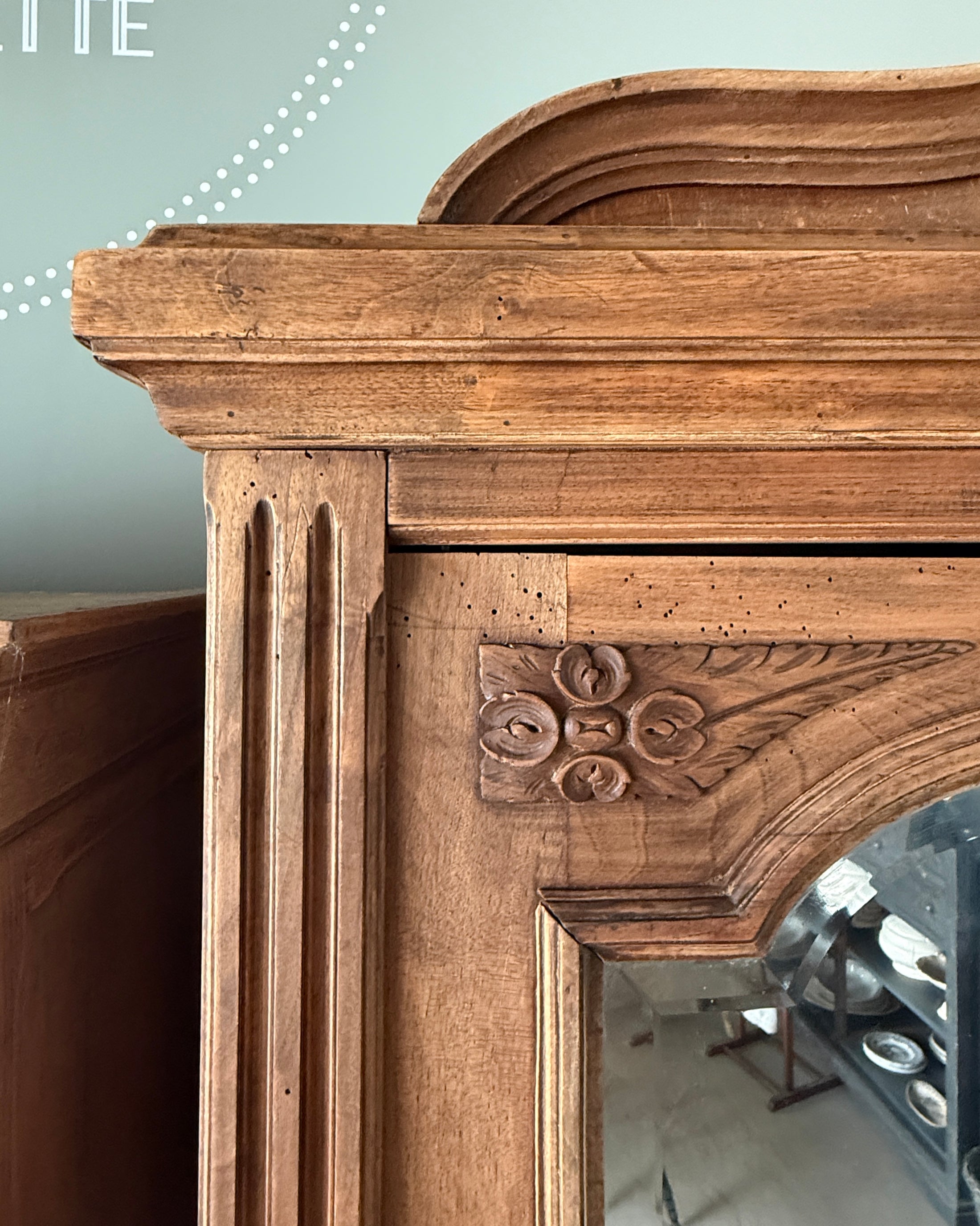 Grande armoire à glace de style Louis XVI