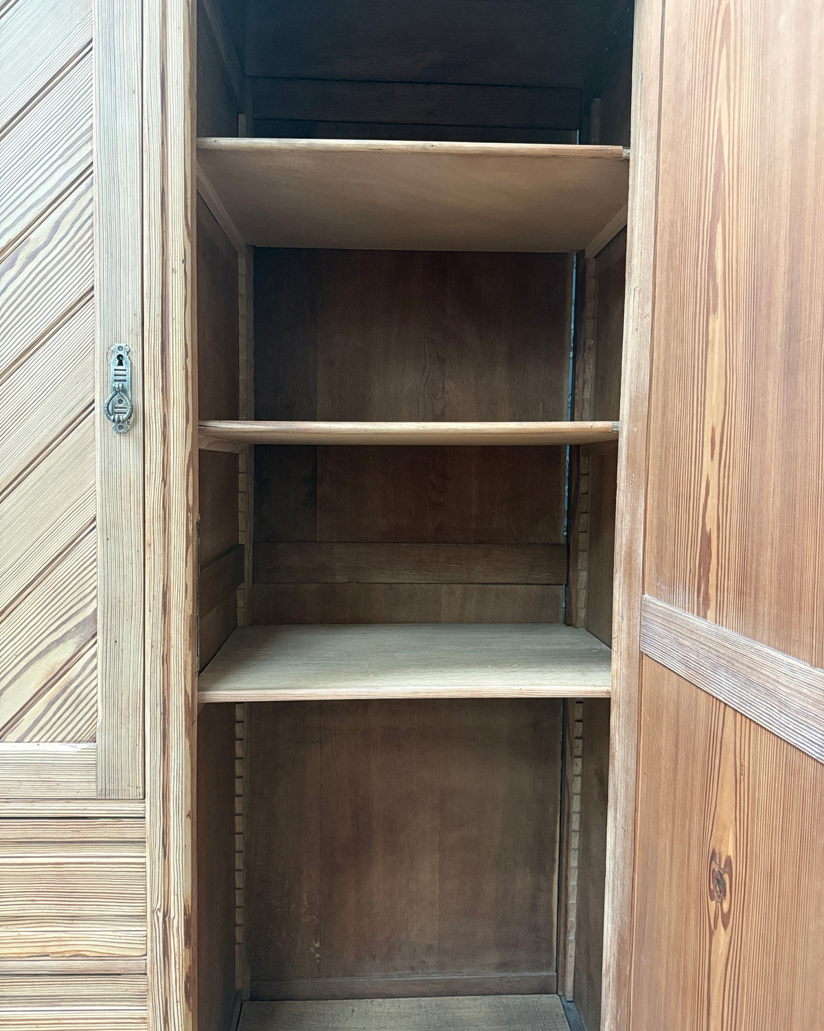 Grande armoire ancienne de campagne
