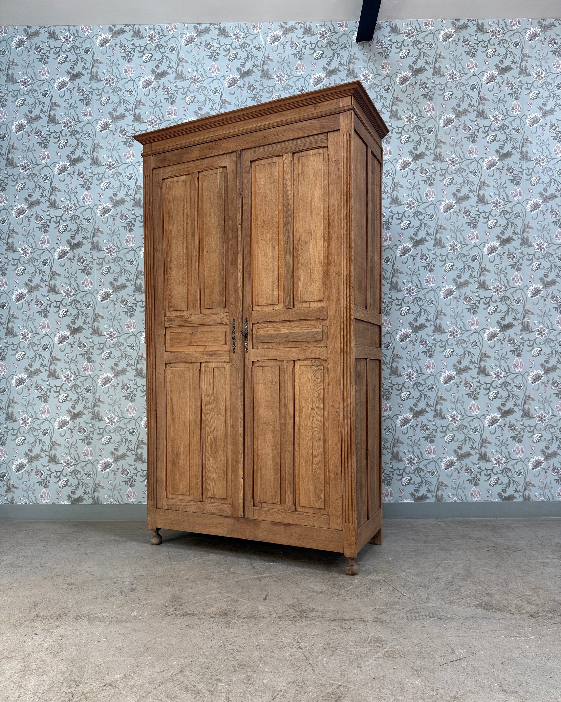 Grande armoire ancienne en chêne