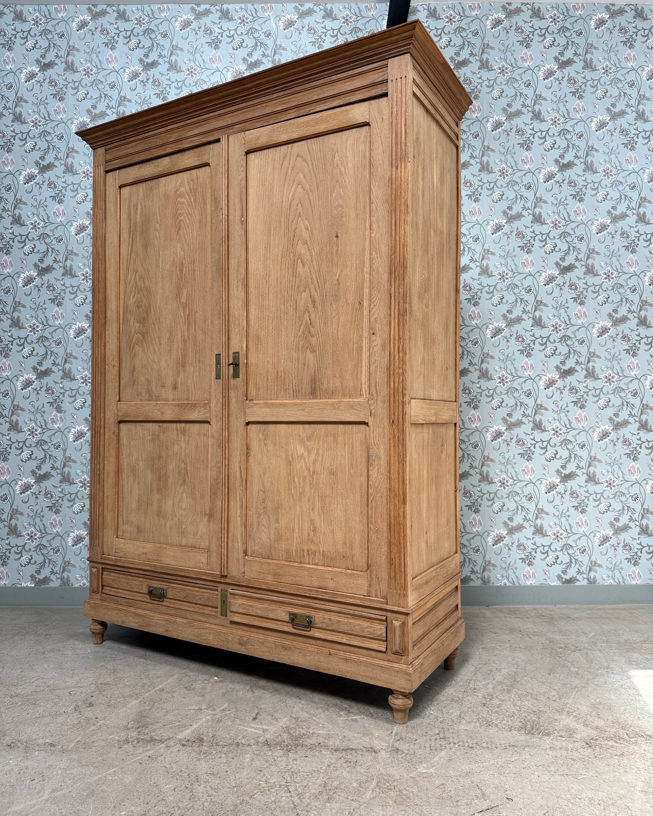 Grande armoire ancienne en chêne massif