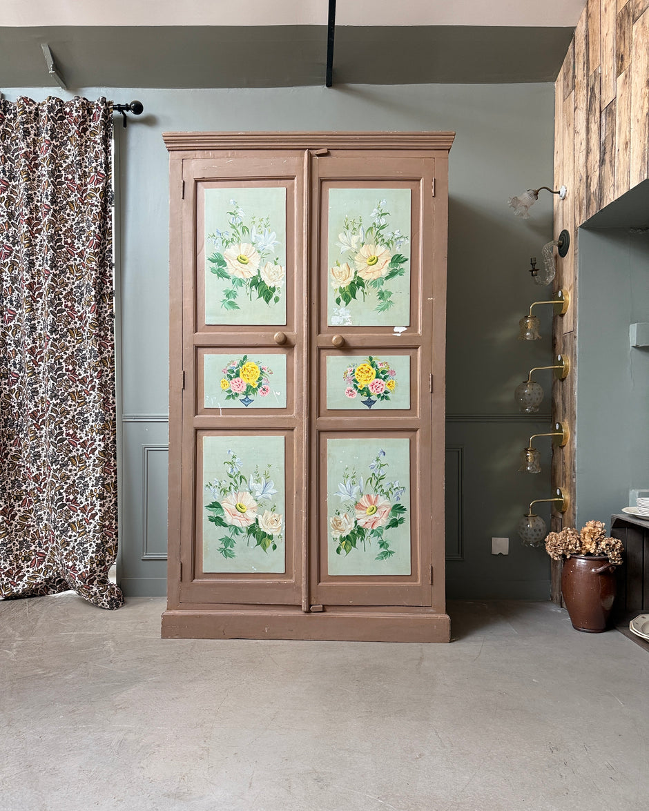 Gande armoire ancienne peinte à décor floral