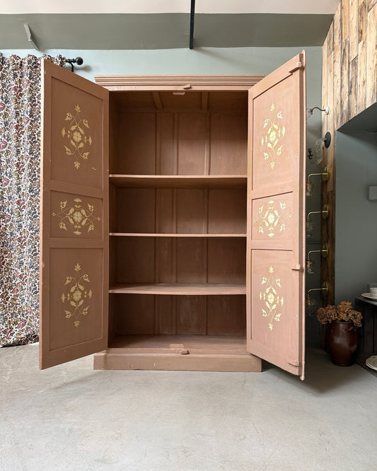 Grande armoire ancienne peinte à décor floral