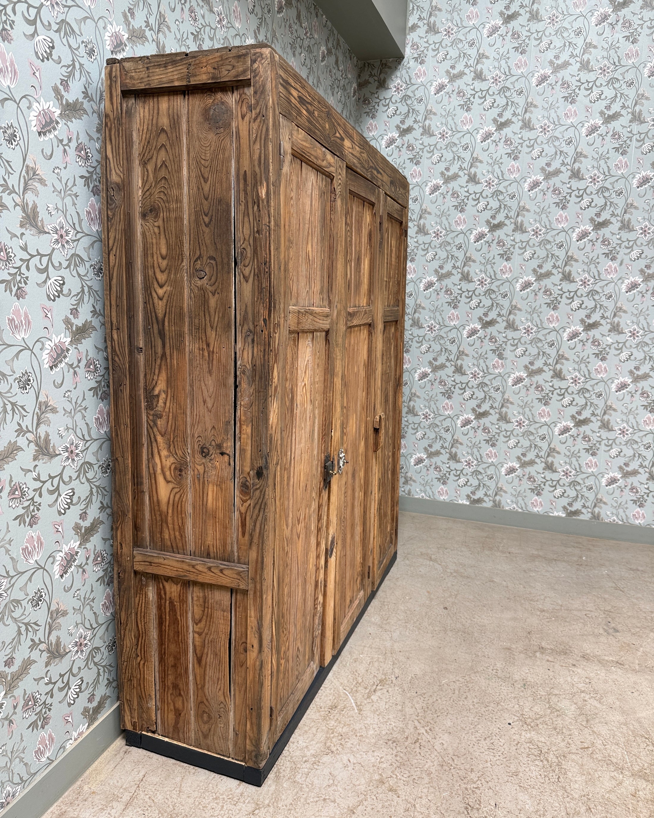 Grande armoire d’atelier ancienne en bois massif