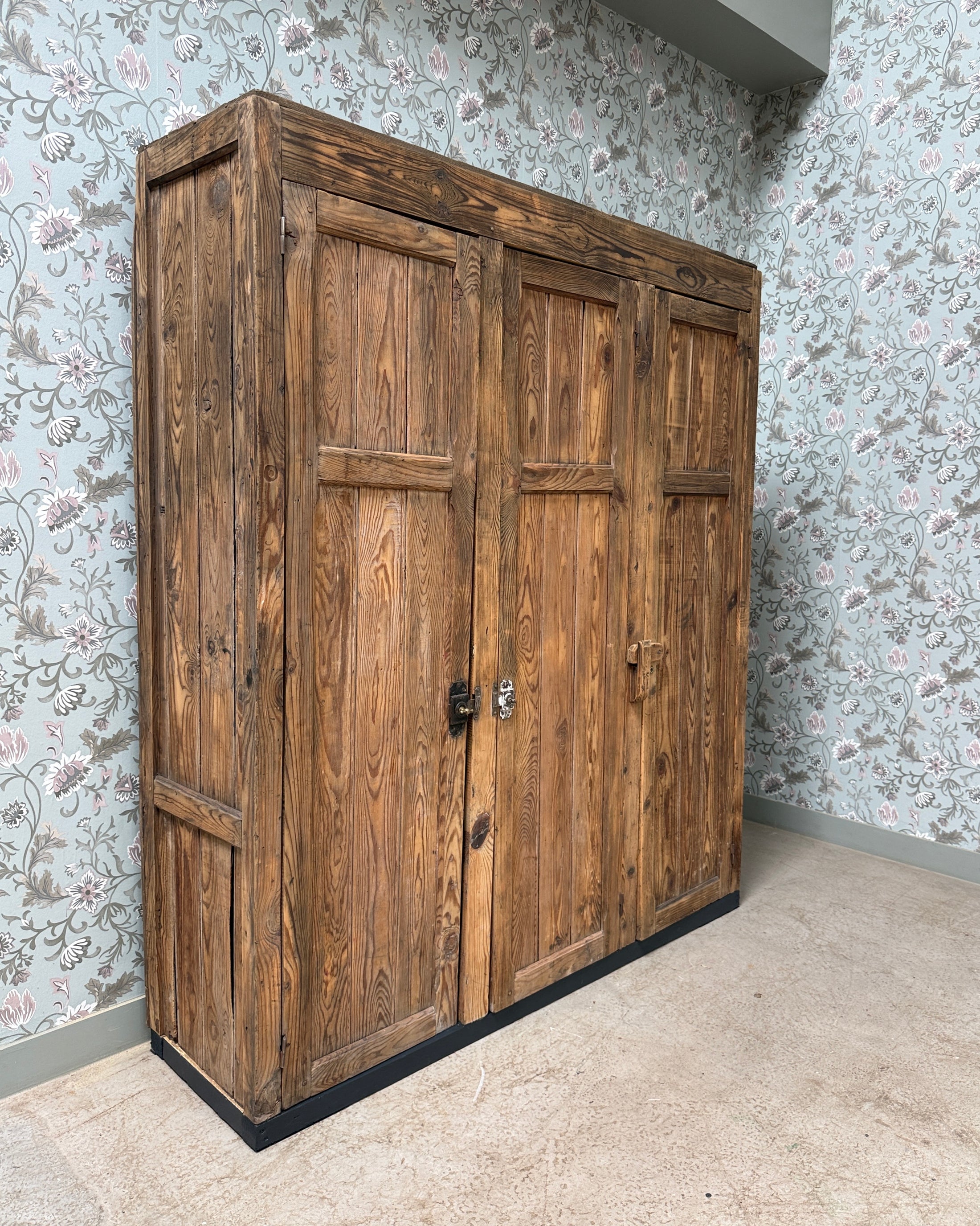 Grande armoire d’atelier ancienne en bois massif