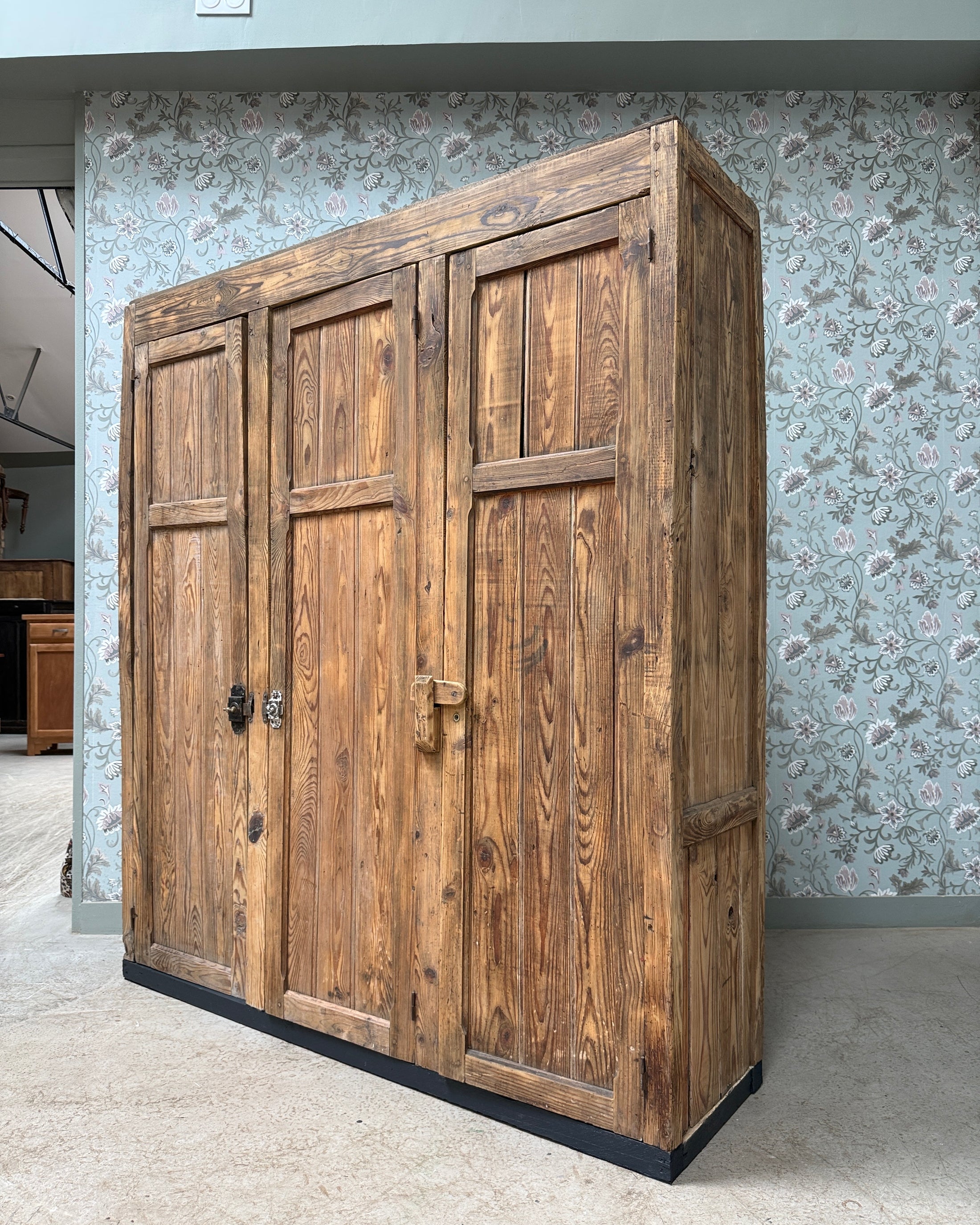 Grande armoire d’atelier ancienne en bois massif