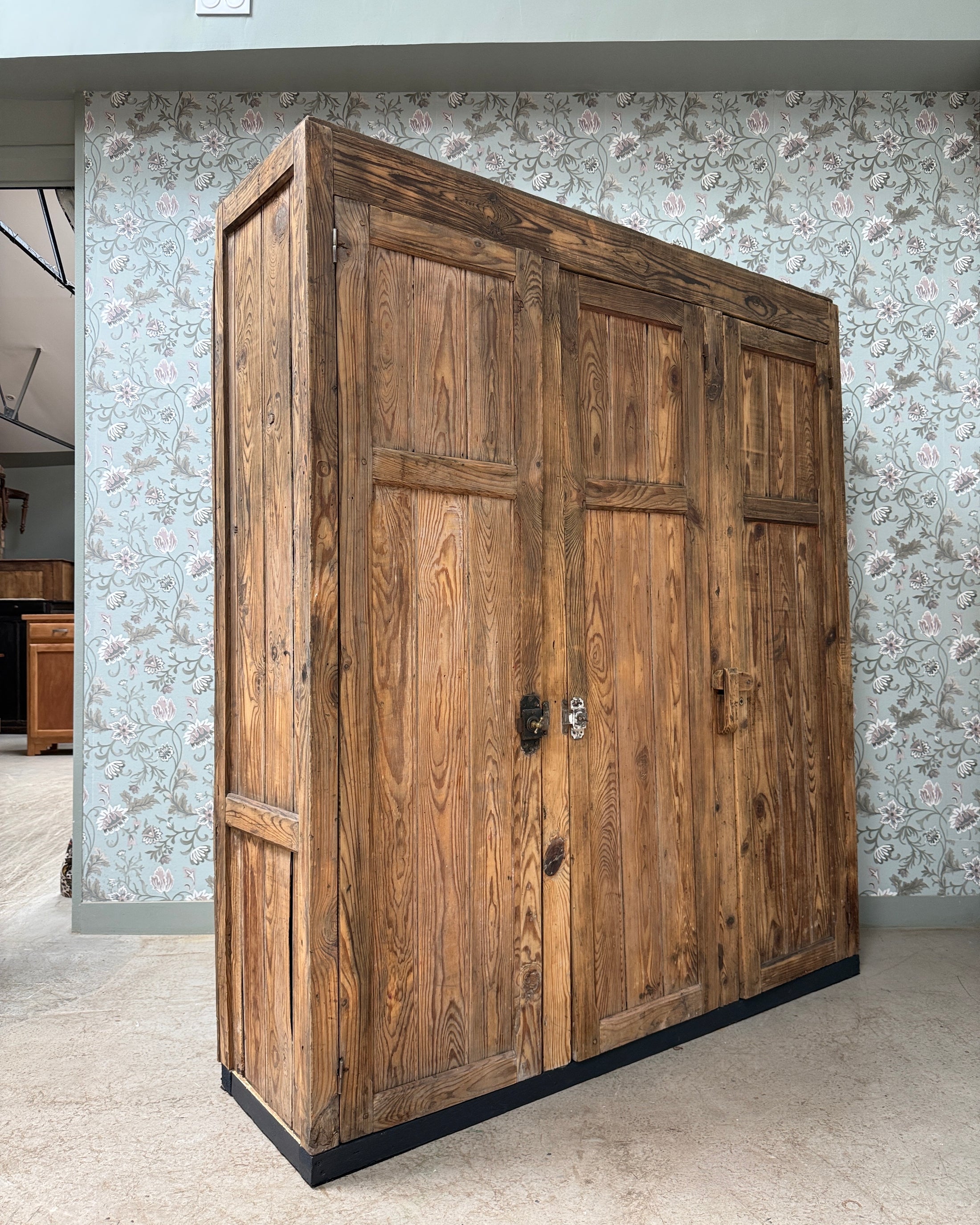 Grande armoire d’atelier ancienne en bois massif