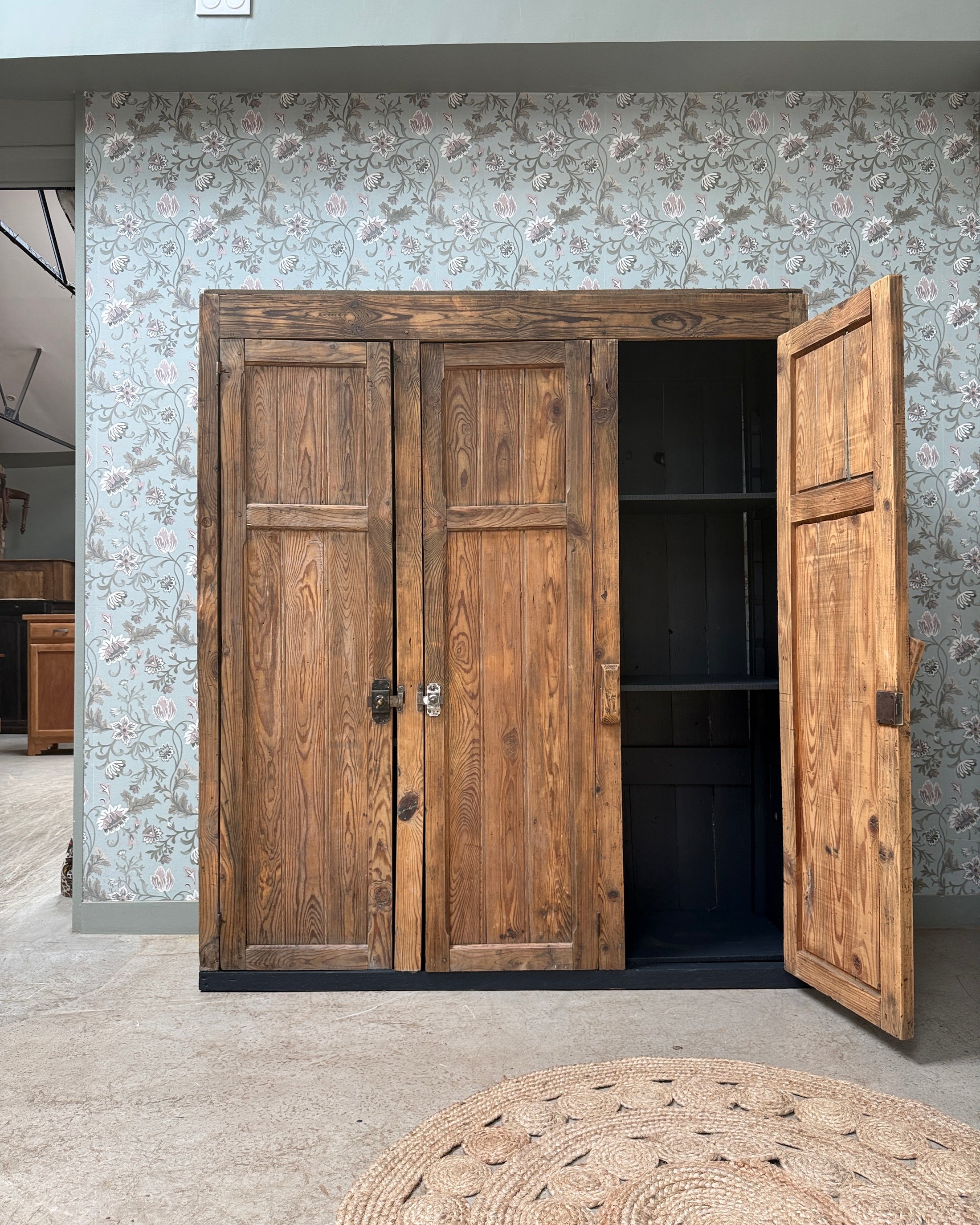 Grande armoire d’atelier ancienne en bois massif