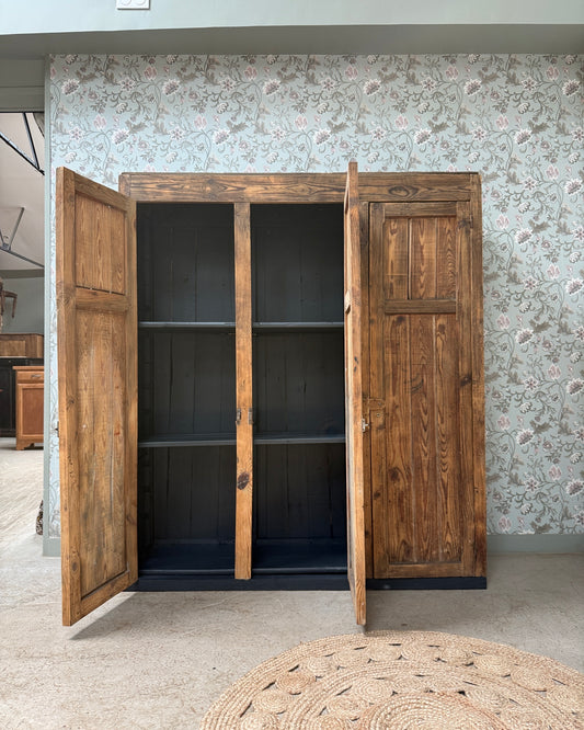 Grande armoire d’atelier ancienne en bois massif