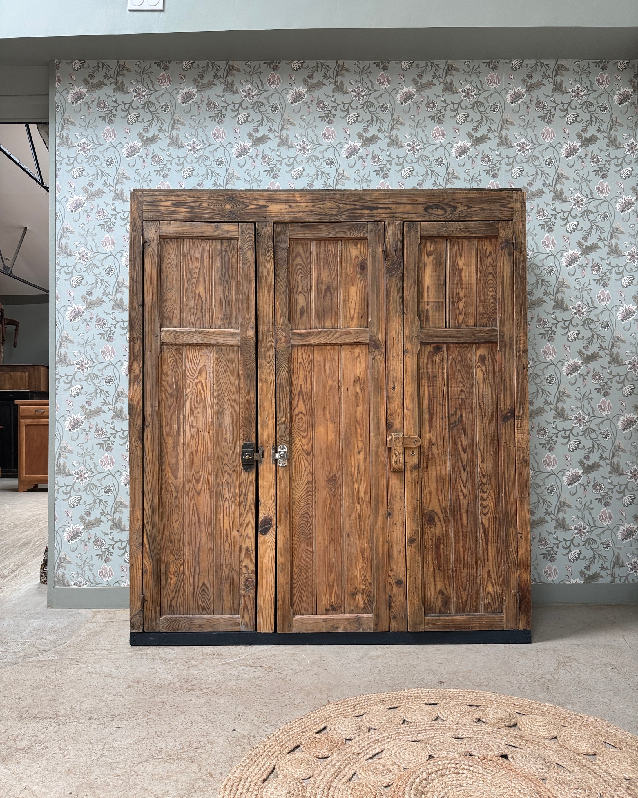 Grande armoire d’atelier ancienne en bois massif