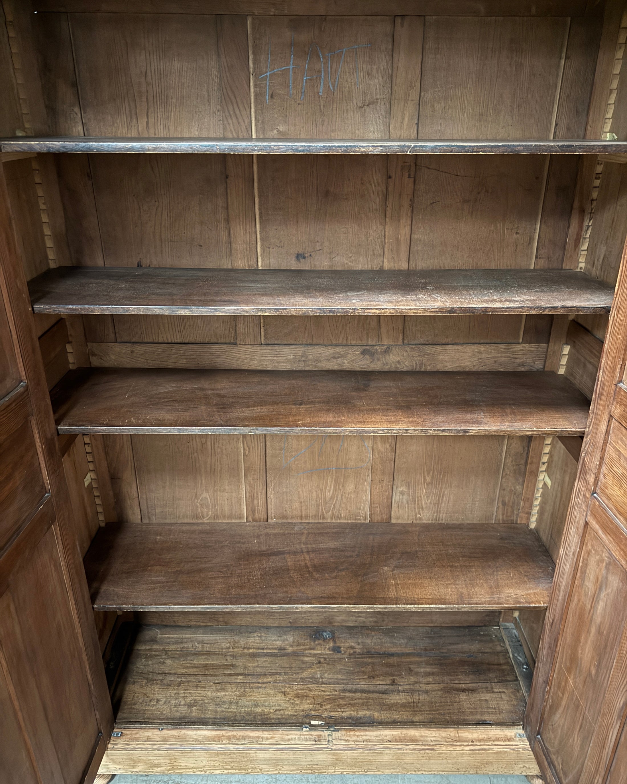 Grande armoire parisienne en bois naturel