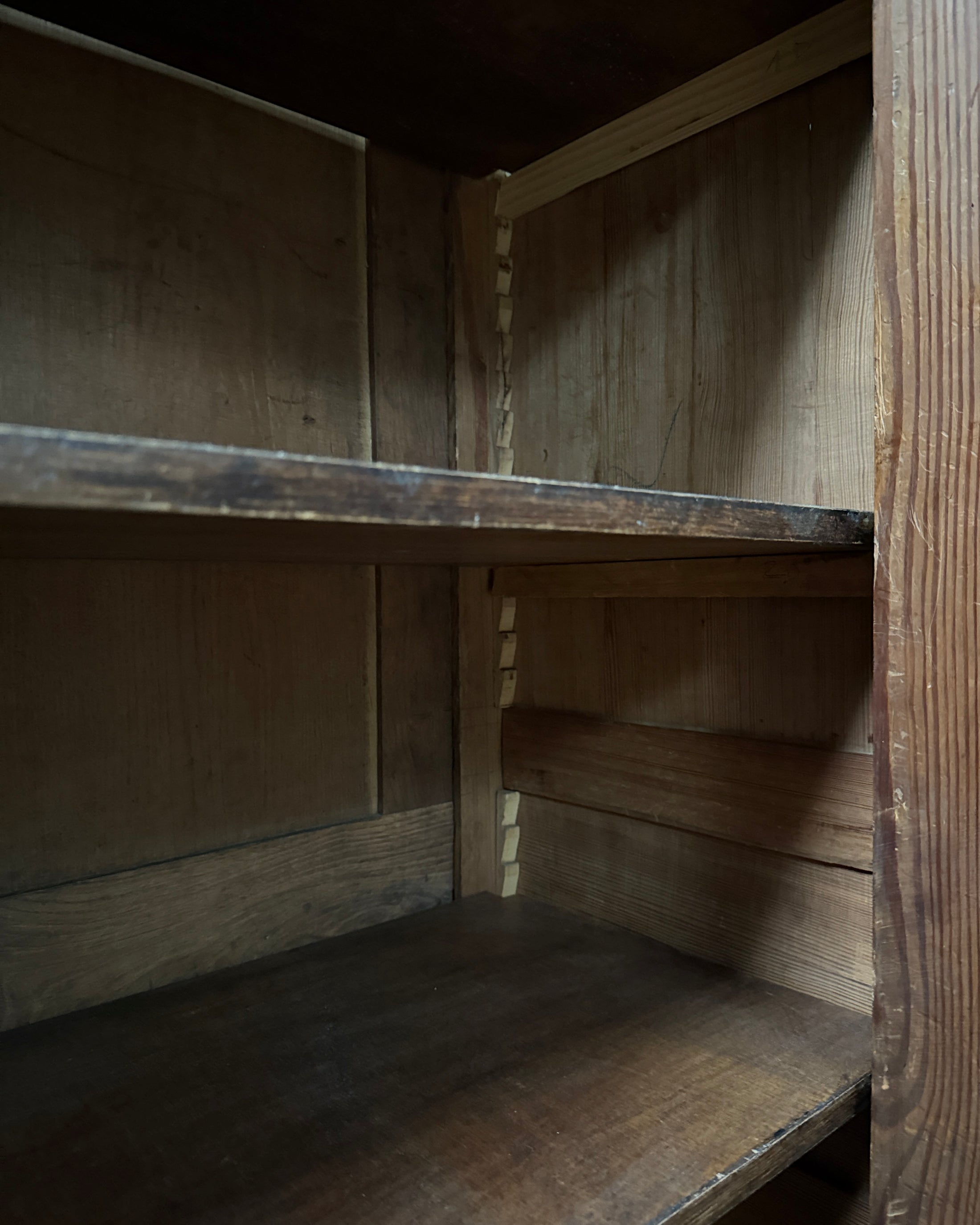 Grande armoire parisienne en bois naturel