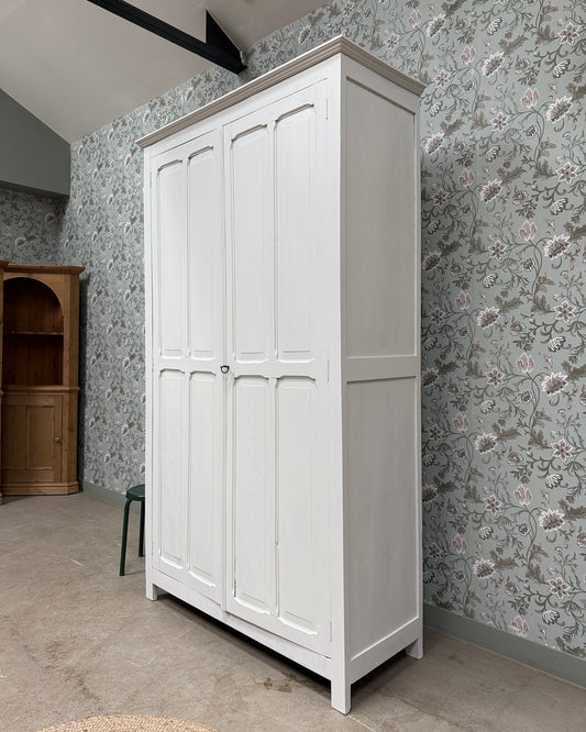 Grande armoire parisienne avec penderie