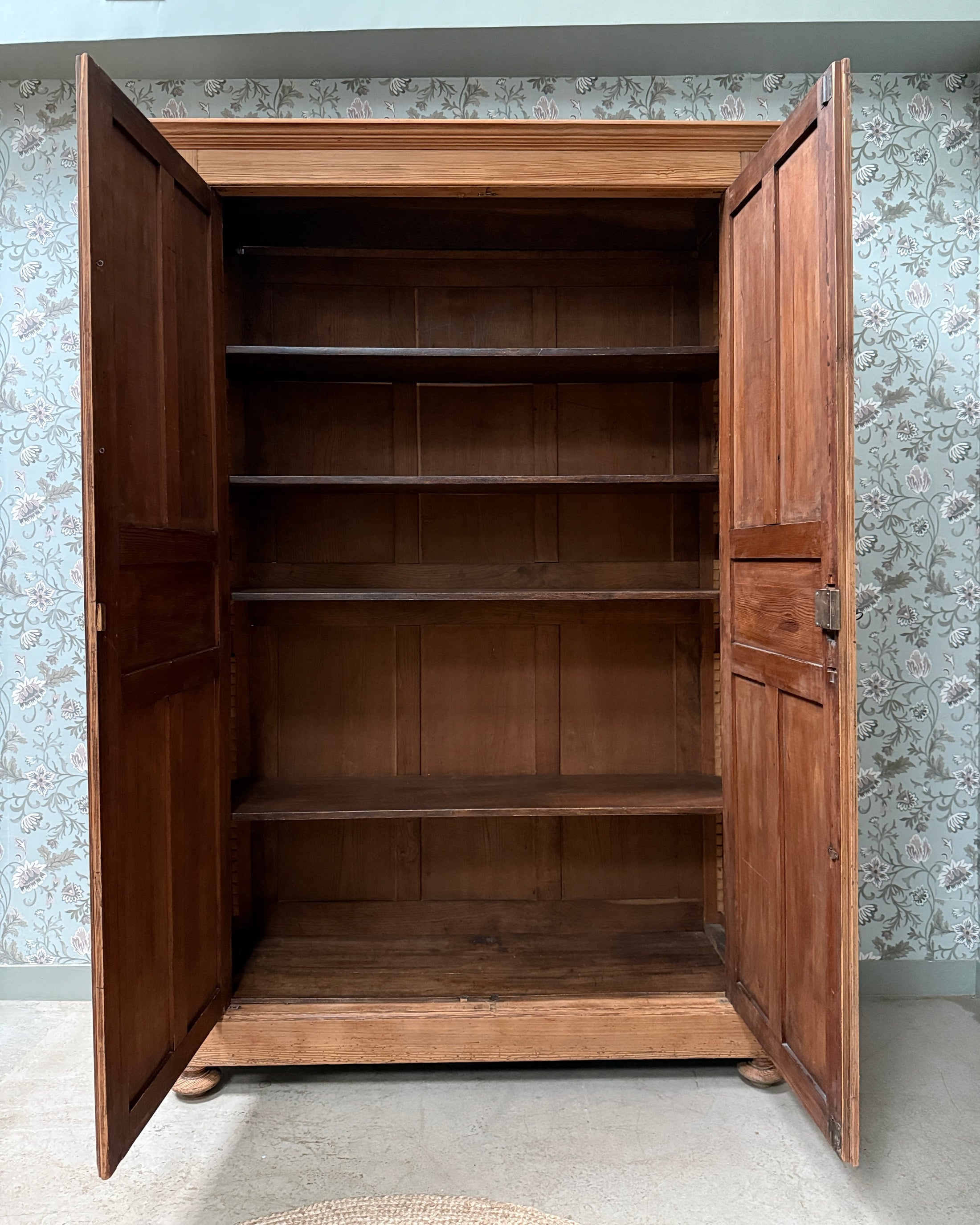 Grande armoire parisienne en bois naturel