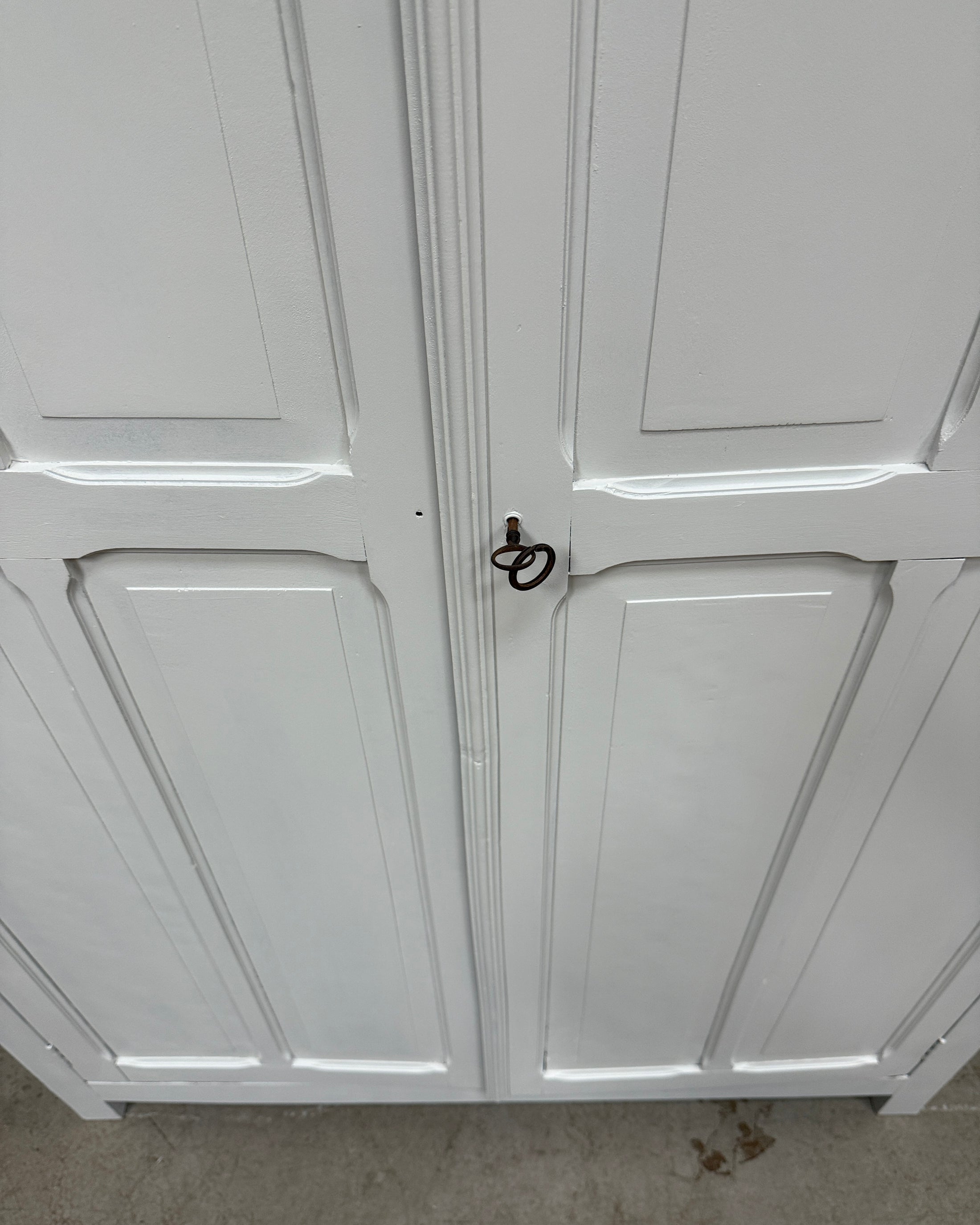 Grande armoire parisienne avec penderie