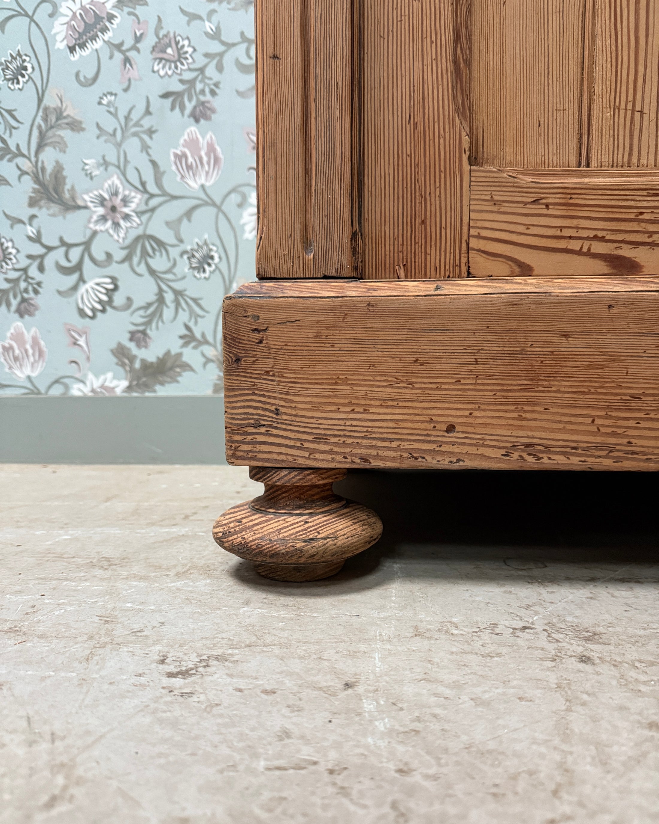 Grande armoire parisienne en bois naturel