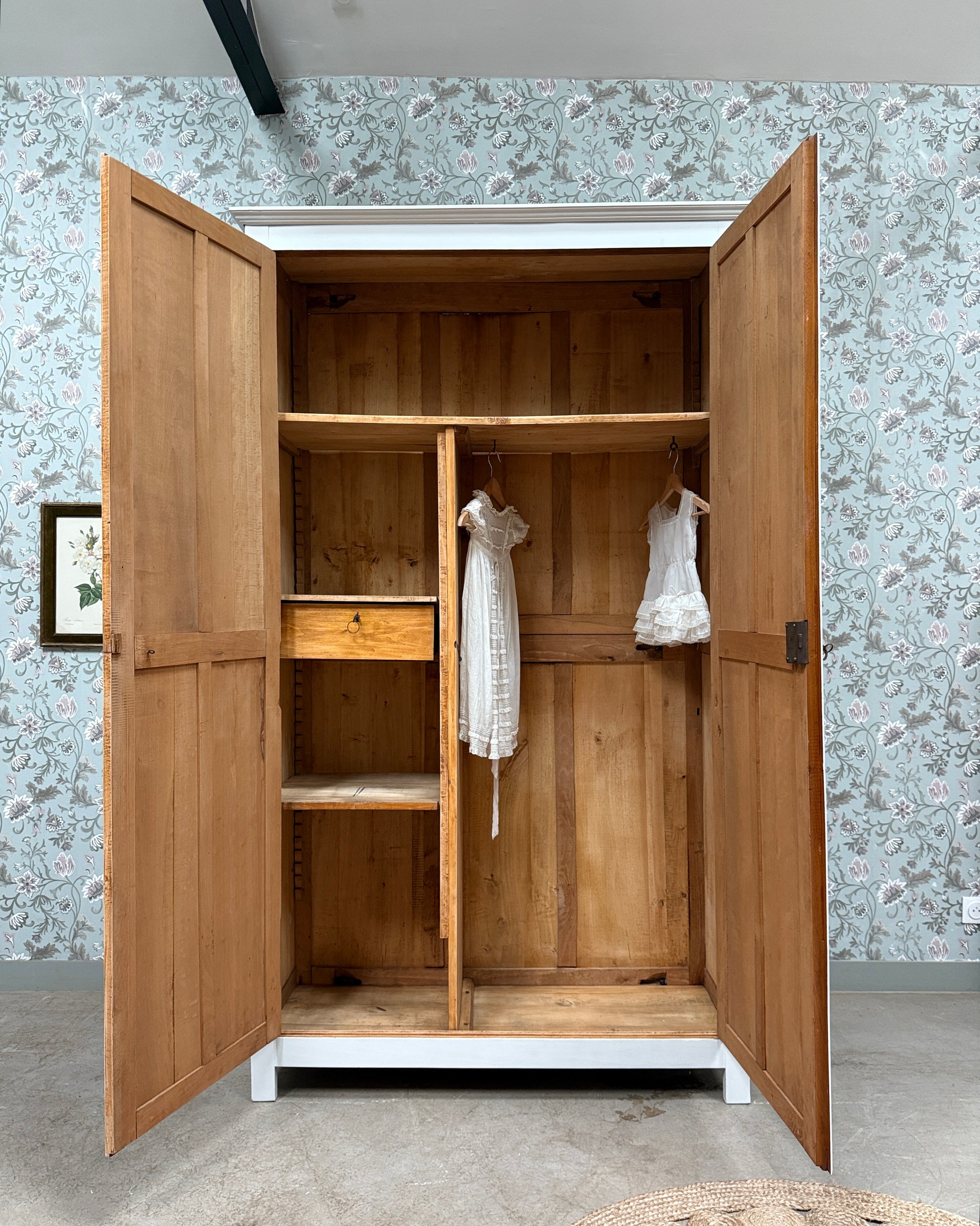Grande armoire parisienne avec penderie