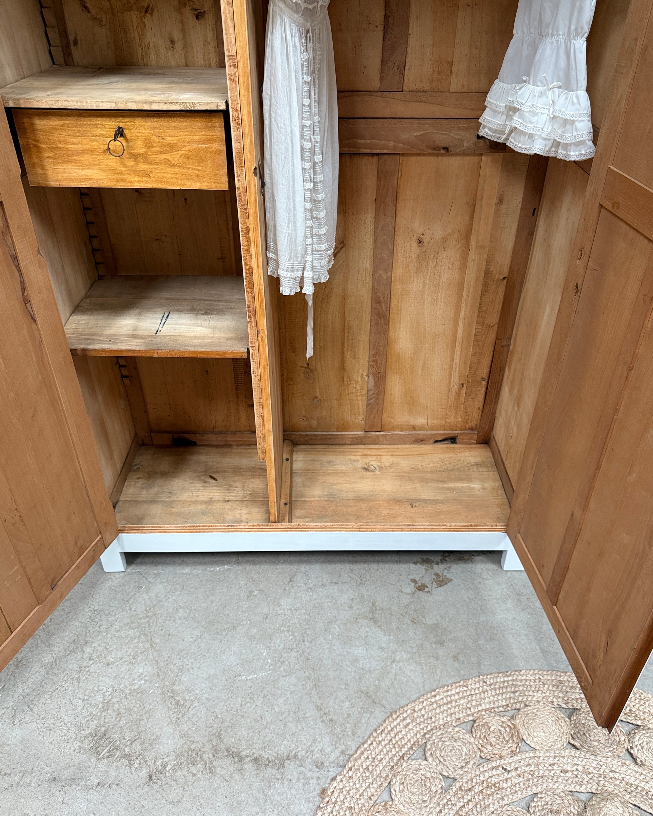 Grande armoire parisienne avec penderie