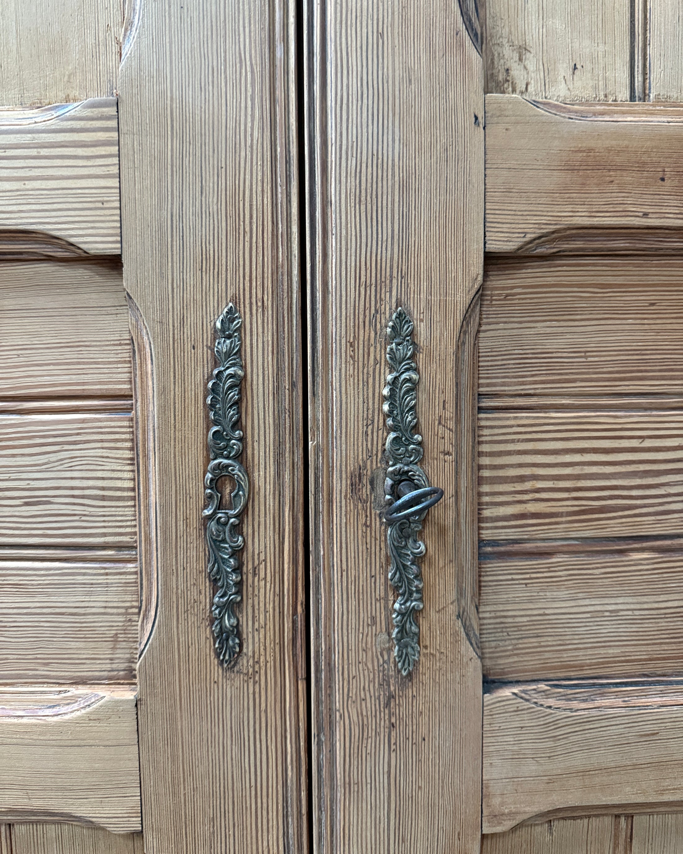 Grande armoire parisienne en bois naturel