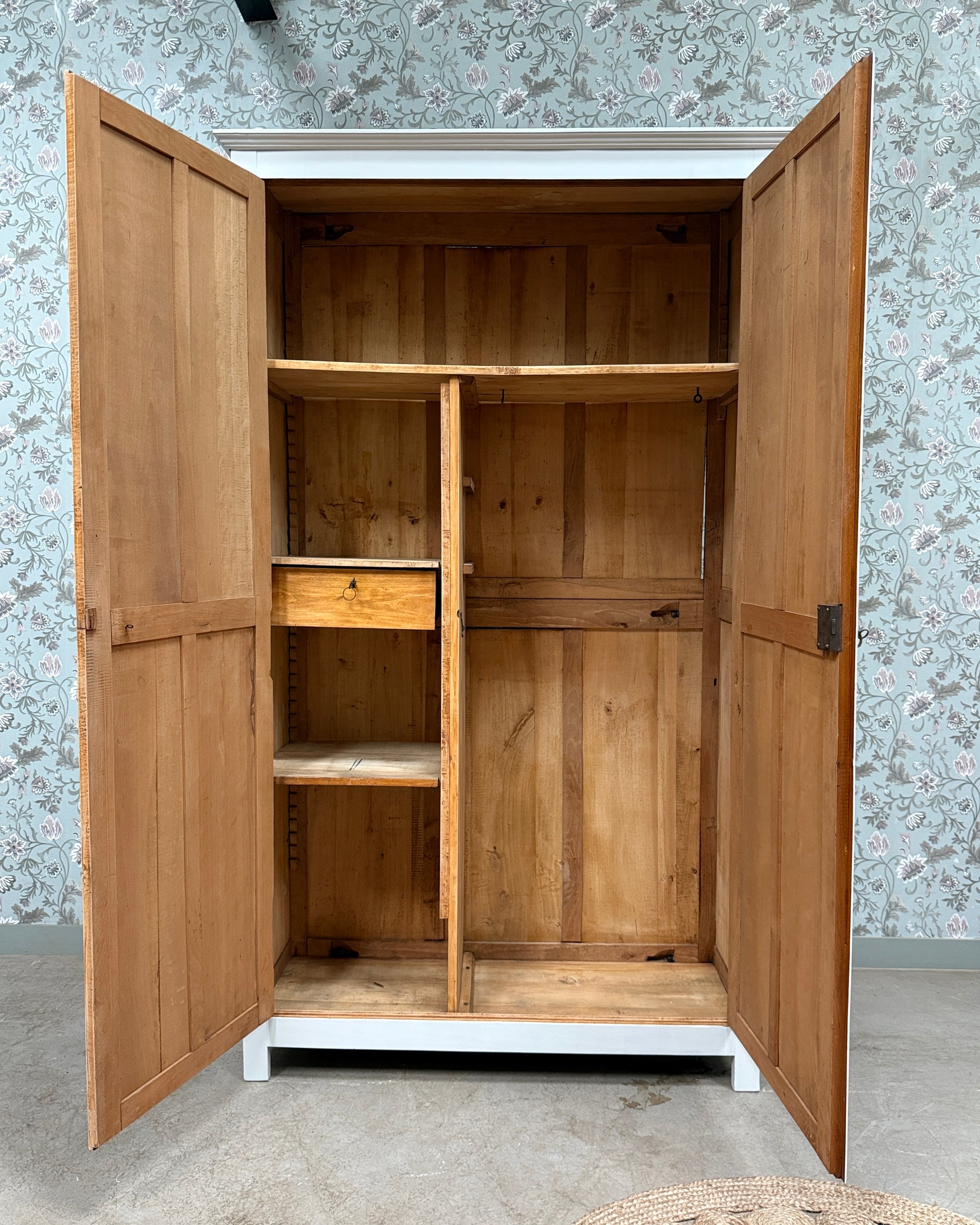 Grande armoire parisienne avec penderie