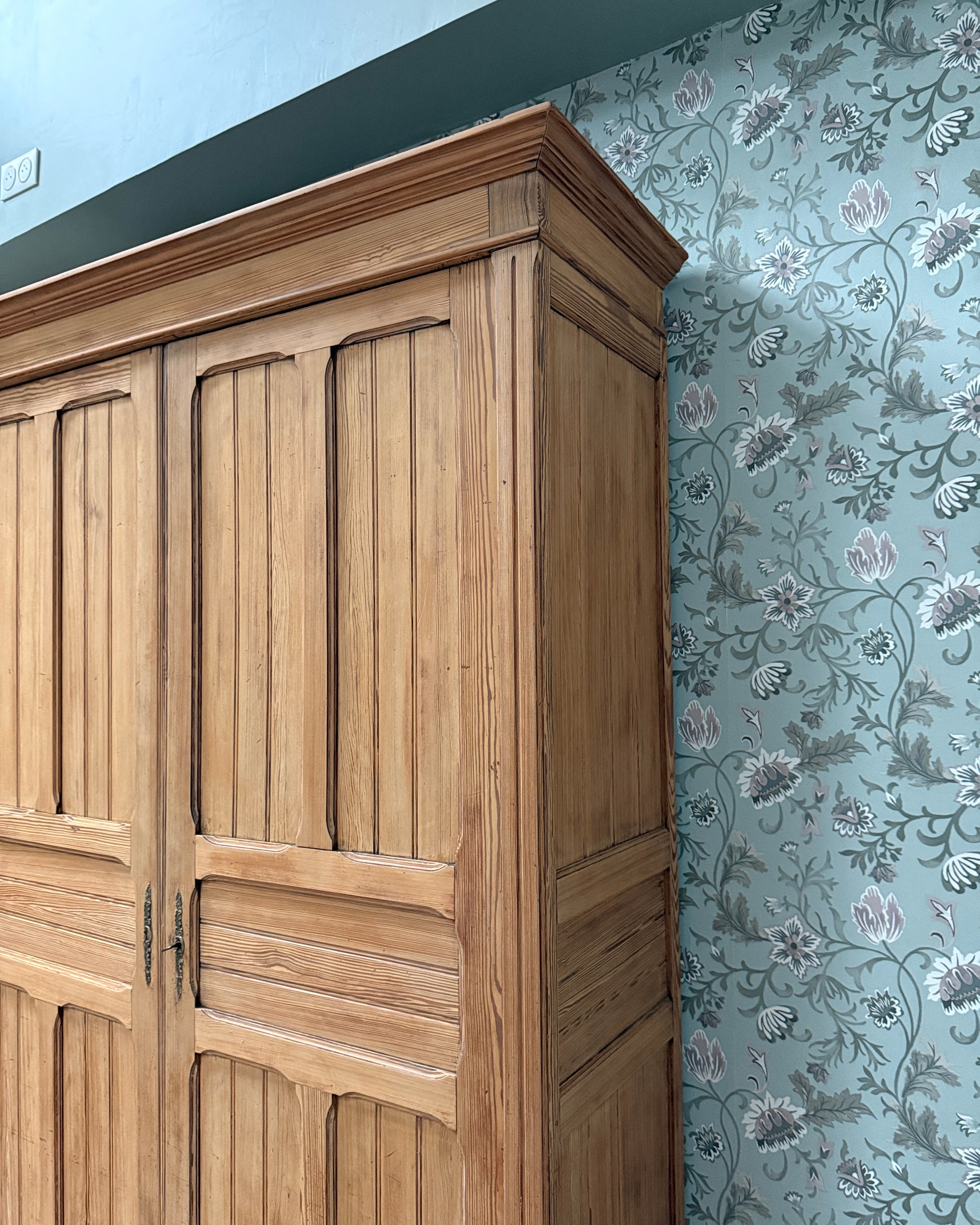 Grande armoire parisienne en bois naturel