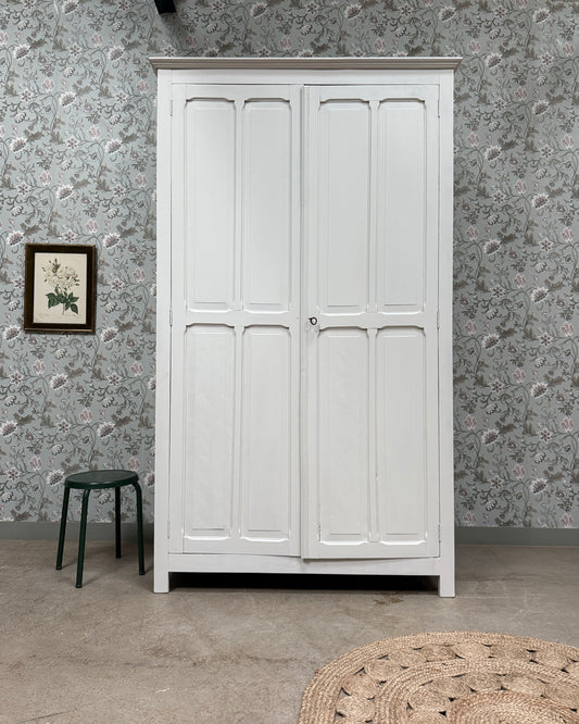 Grande armoire parisienne avec penderie
