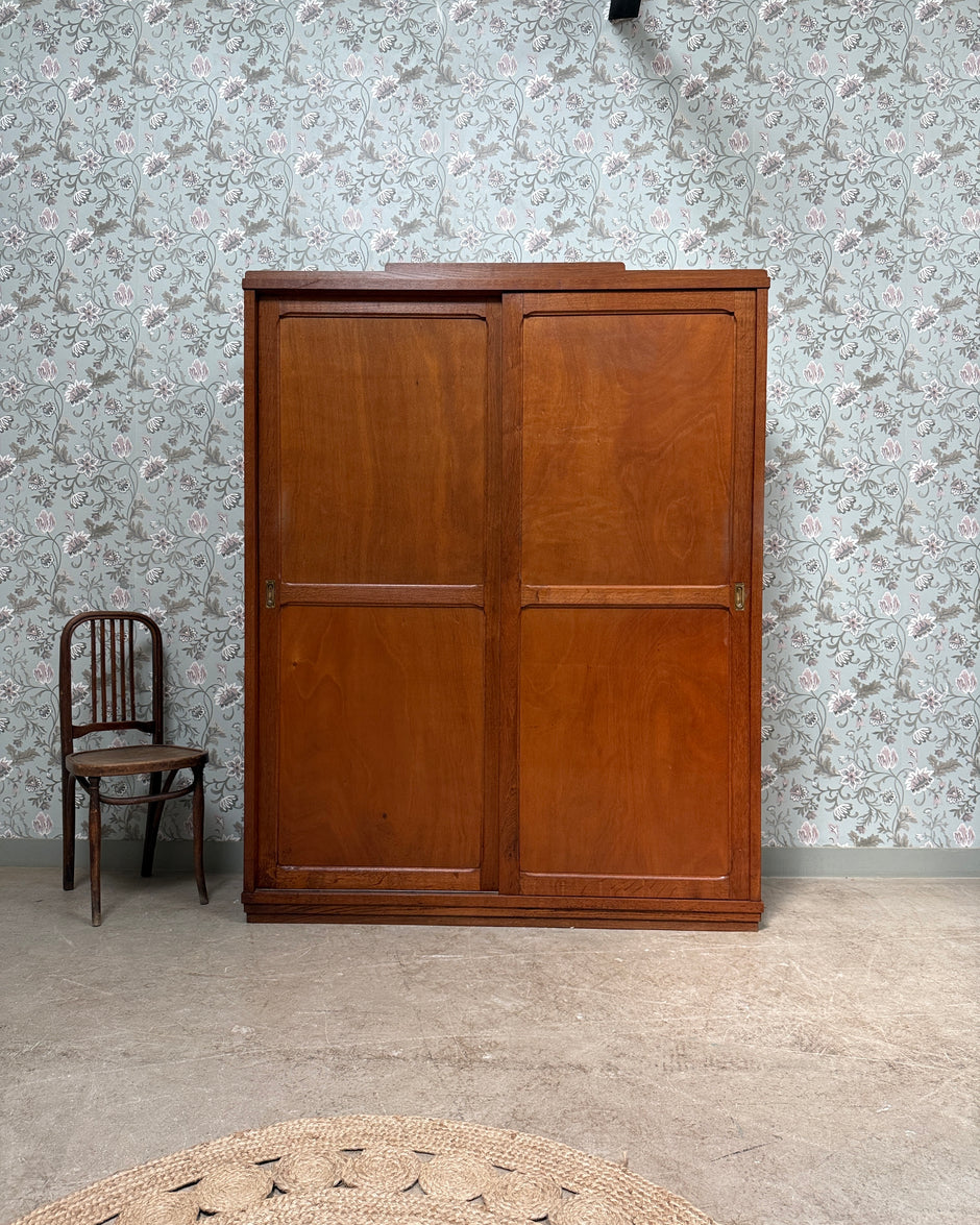 Grande armoire parisienne à portes coulissantes