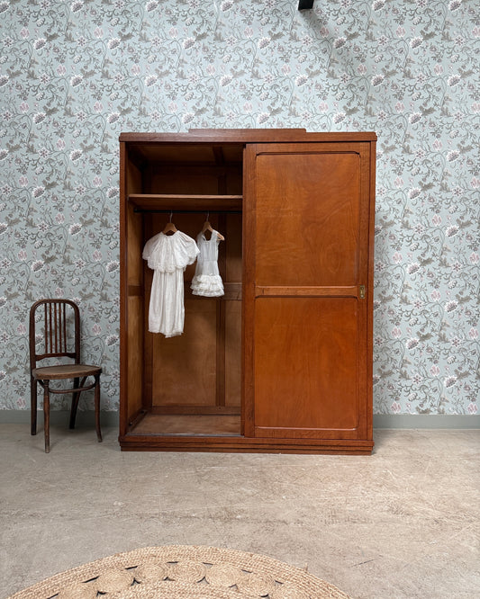 Grande armoire parisienne à portes coulissantes