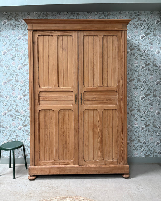 Grande armoire parisienne en bois naturel