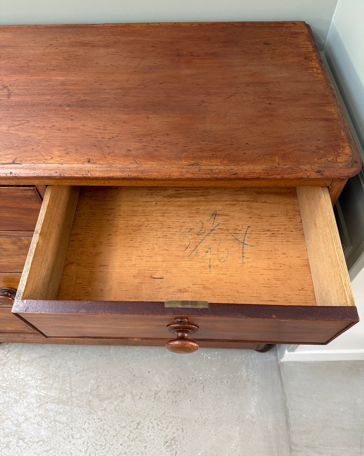 Grande commode anglaise victorienne en acajou