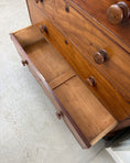 Charger l'image dans la visionneuse de la galerie, Grande commode anglaise victorienne en acajou
