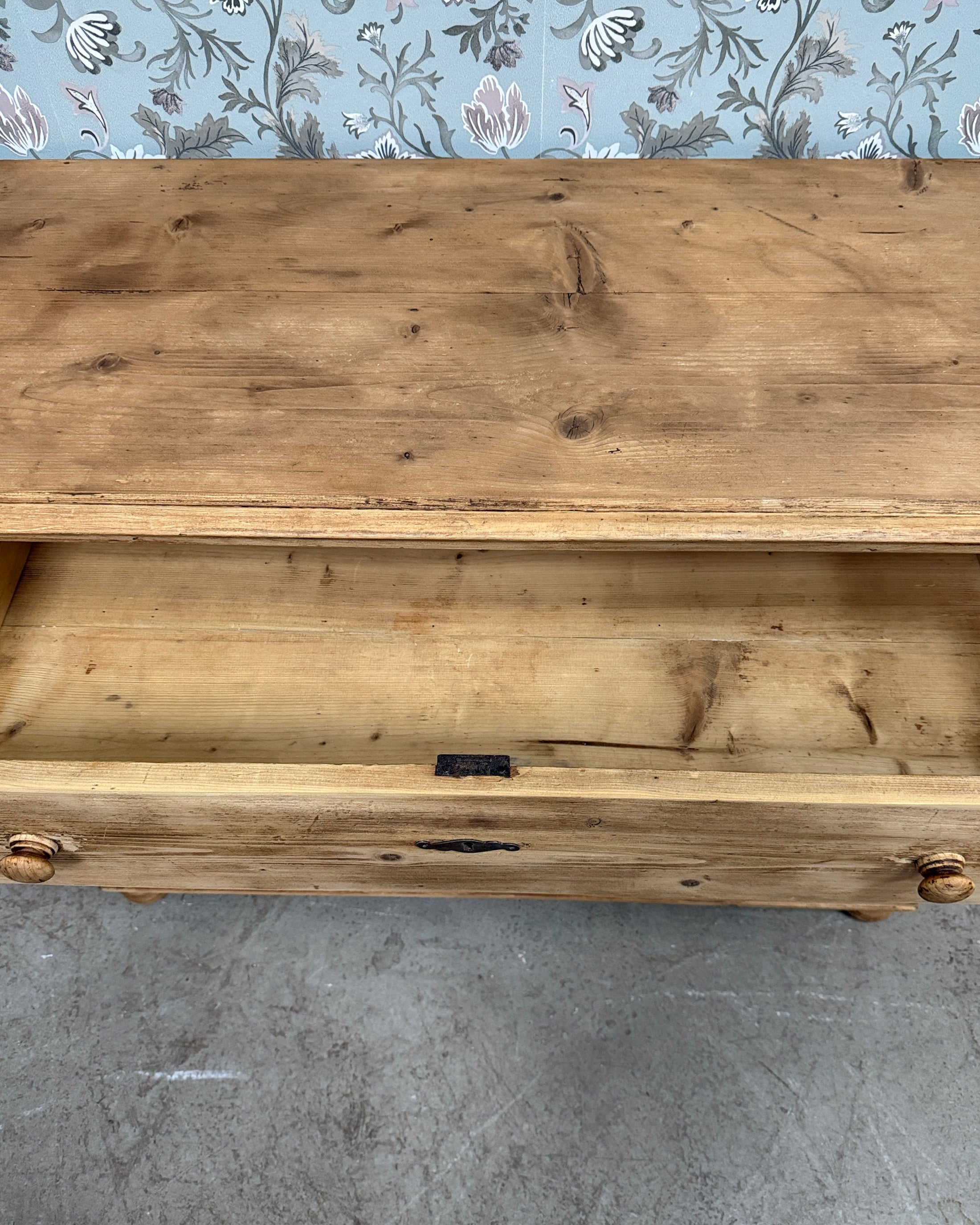 Grande commode anglaise en pin massif