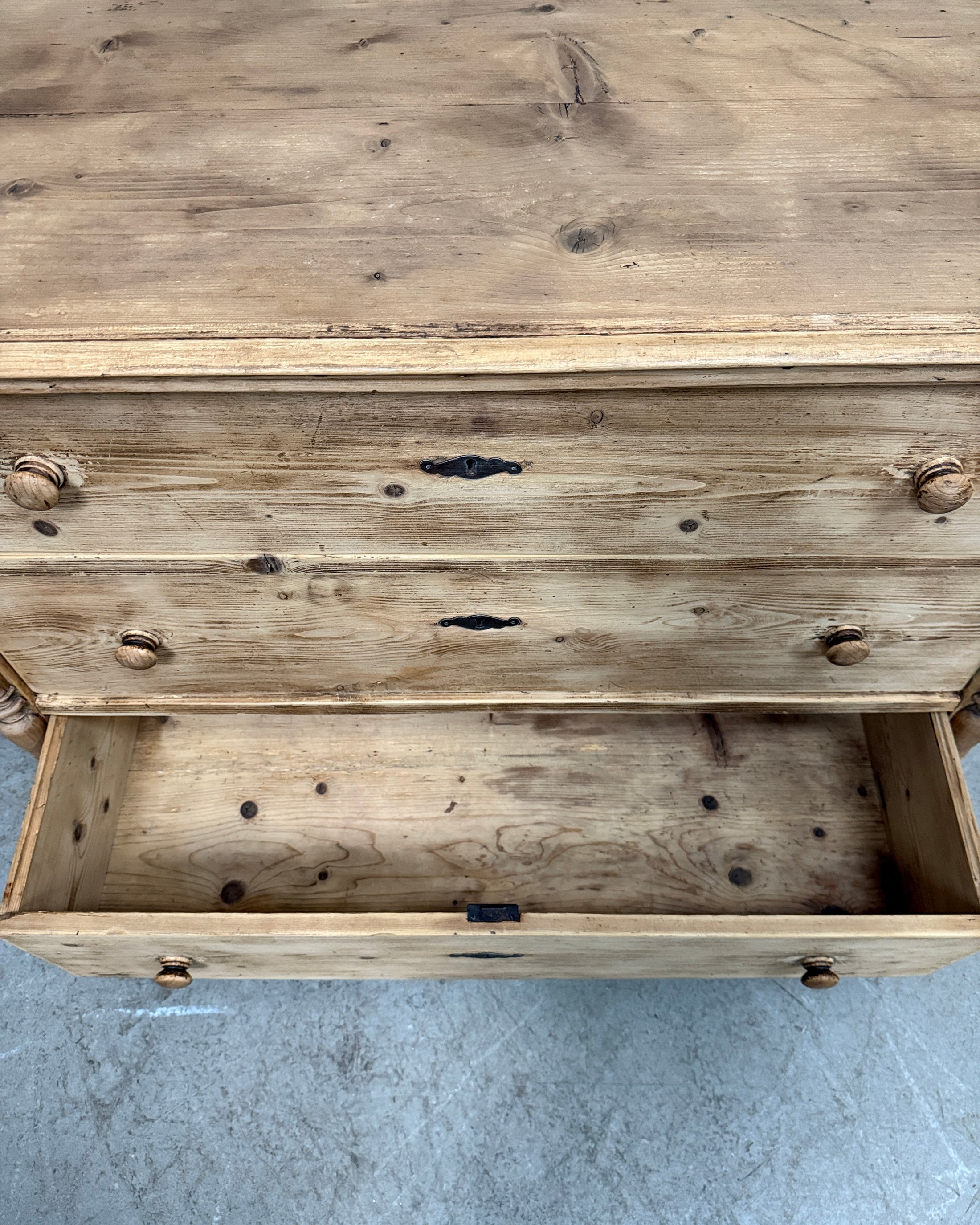 Grande commode anglaise en pin massif