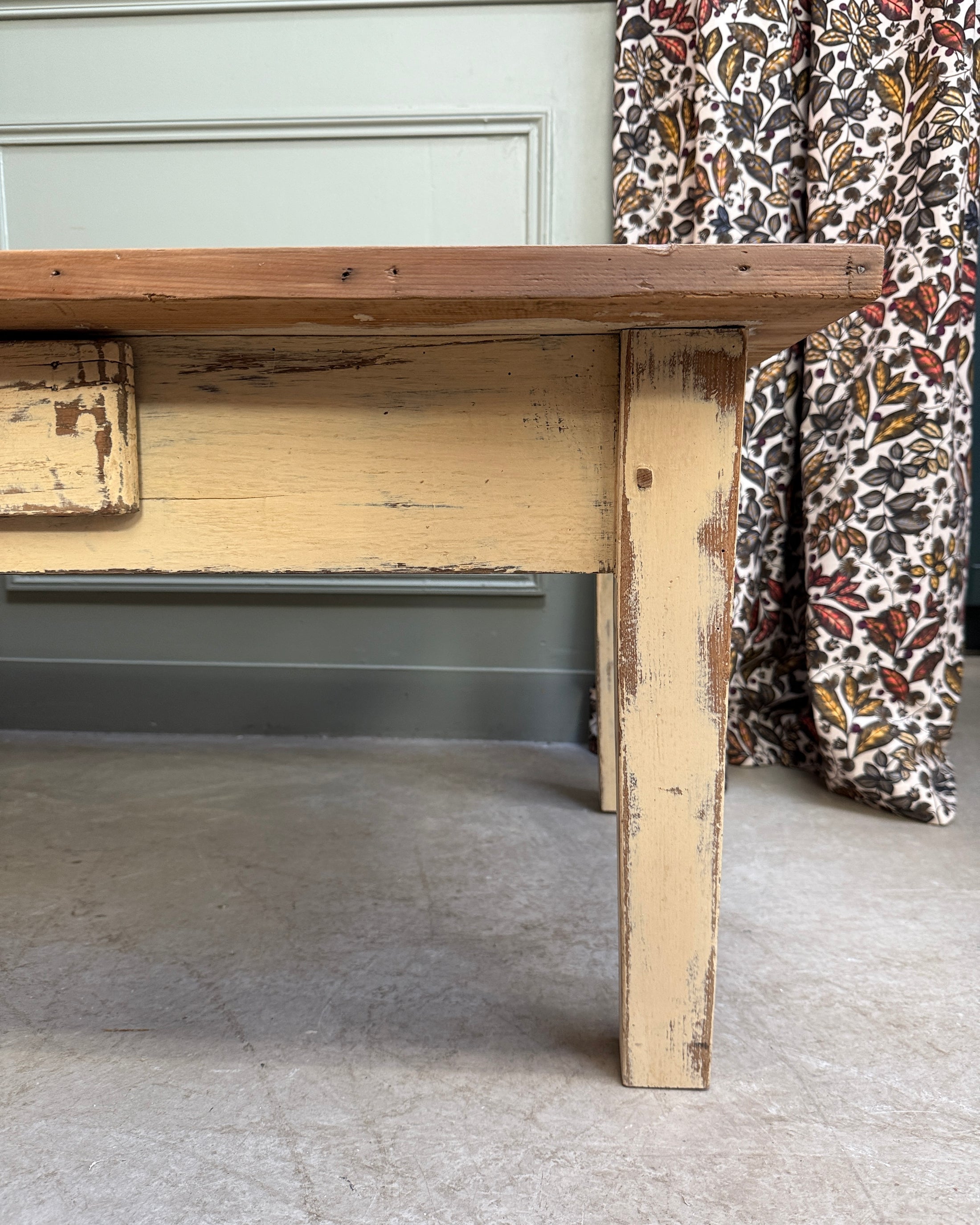 Grande table basse patinée