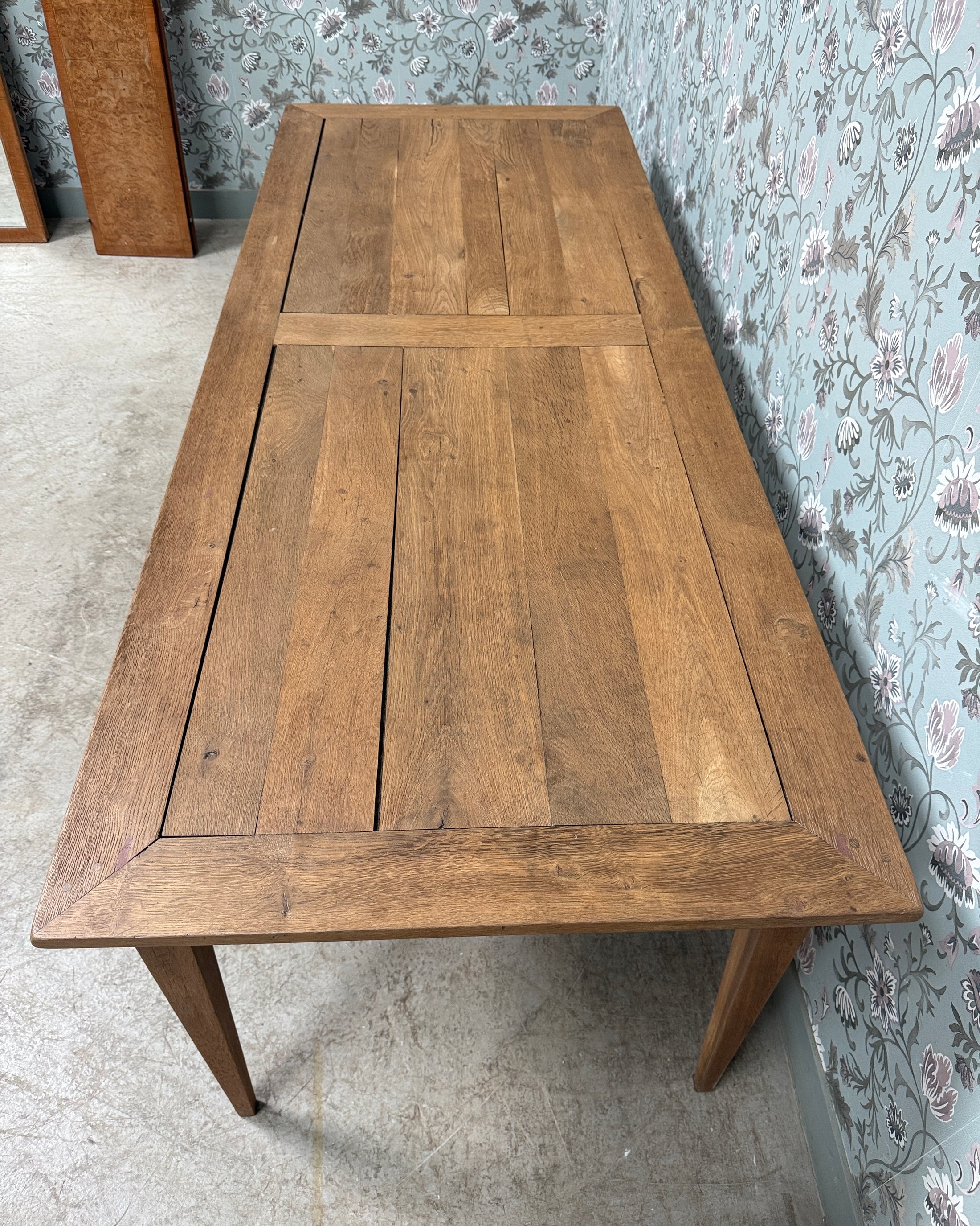 Grande table à manger en chêne massif