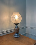 Charger l'image dans la visionneuse de la galerie, Lampe Art Nouveau à globe gravé
