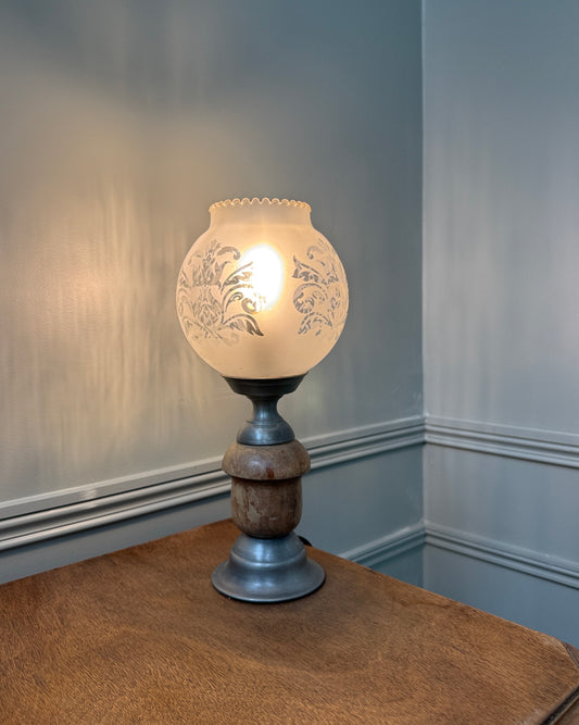 Lampe Art Nouveau à globe gravé