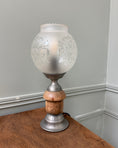 Charger l'image dans la visionneuse de la galerie, Lampe Art Nouveau à globe gravé
