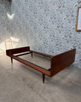 Charger l'image dans la visionneuse de la galerie, Lit daybed scandinave en teck

