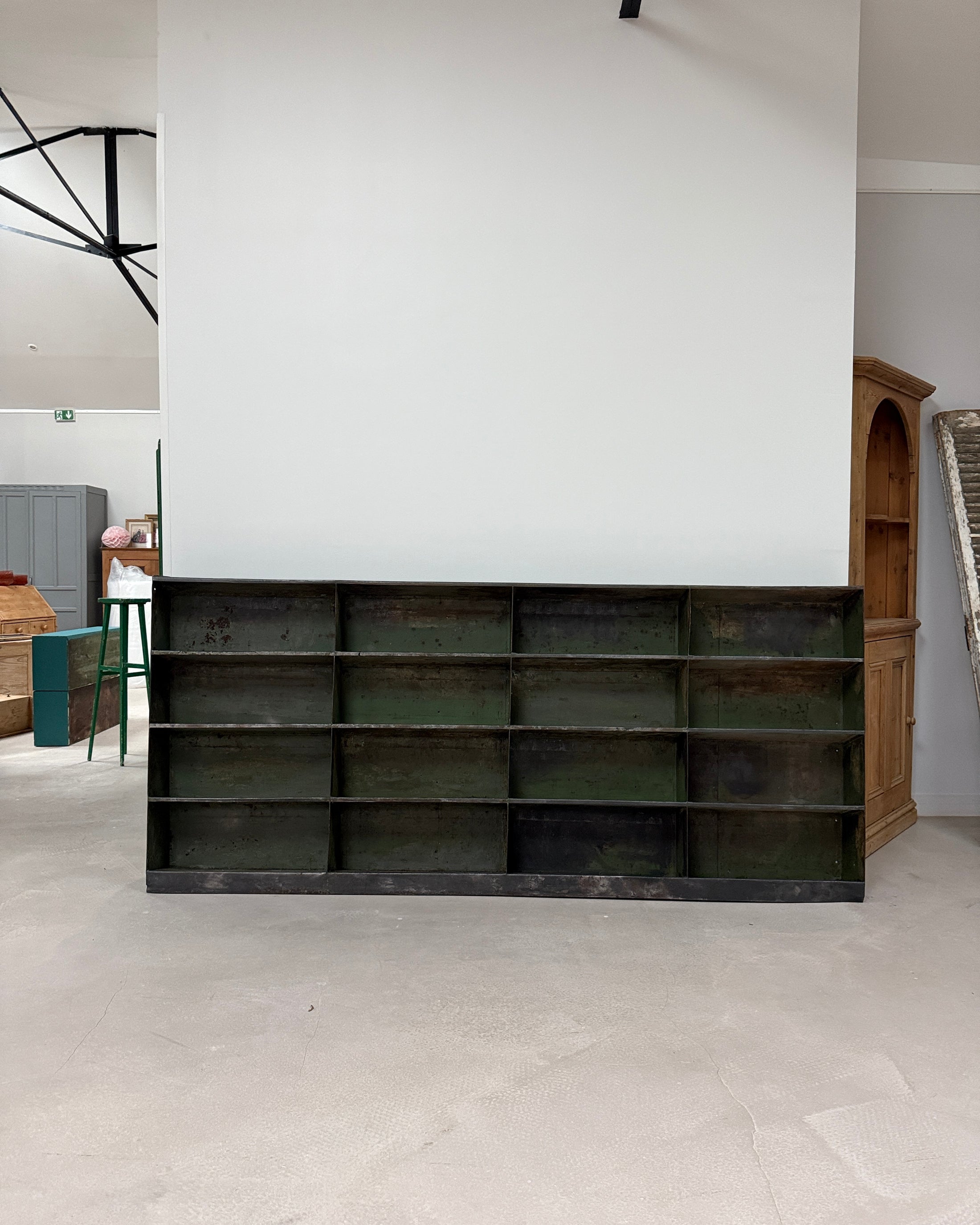 Meuble à casiers en métal