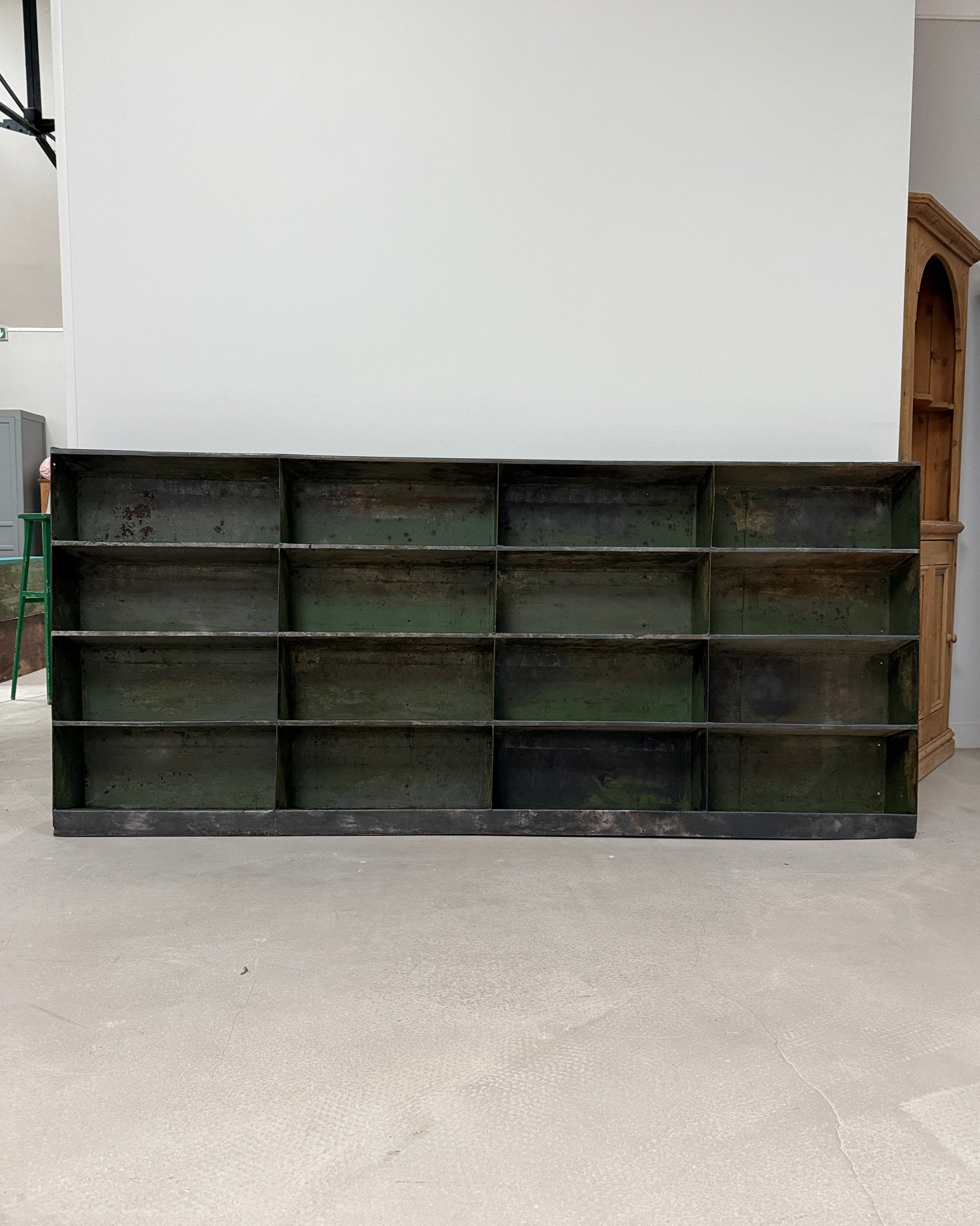 Meuble à casiers en métal