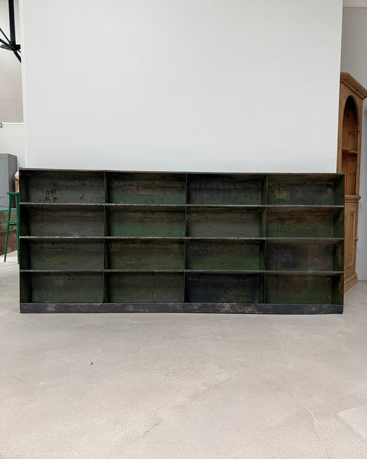 Meuble à casiers en métal