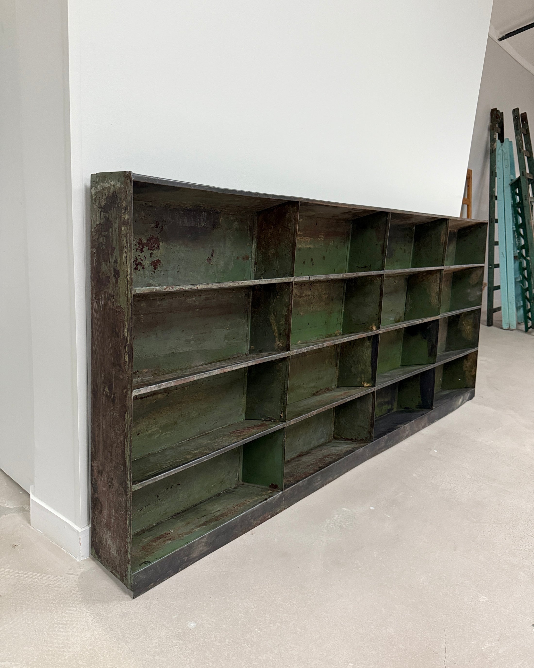 Meuble à casiers en métal